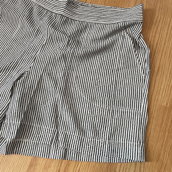 NWT Max Studio Light Weight Pull On Stretch Waist Black and White Shorts Size 1X - Picture 2 of 6